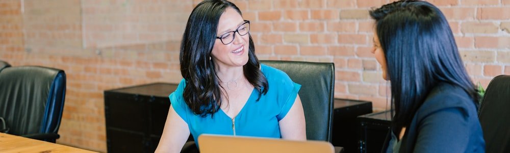 Consultores conversando com cliente sobre documentos